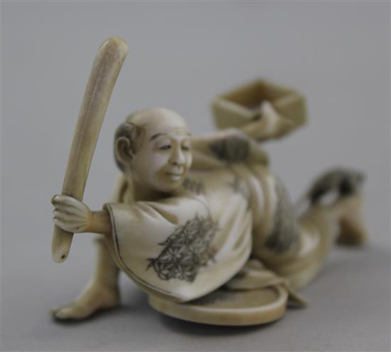 A Japanese ivory okimono of a ratcatcher, Meiji period, 8.5cm